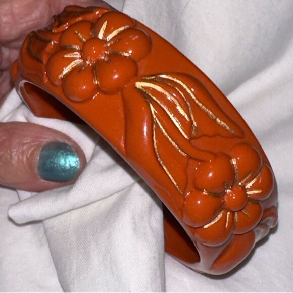Vintage rust orange floral plastic bangle bracelet - Picture 5 of 9